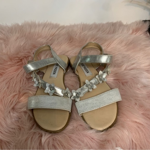 Kids size 3 Steve Madden floral sanders - Picture 4 of 7